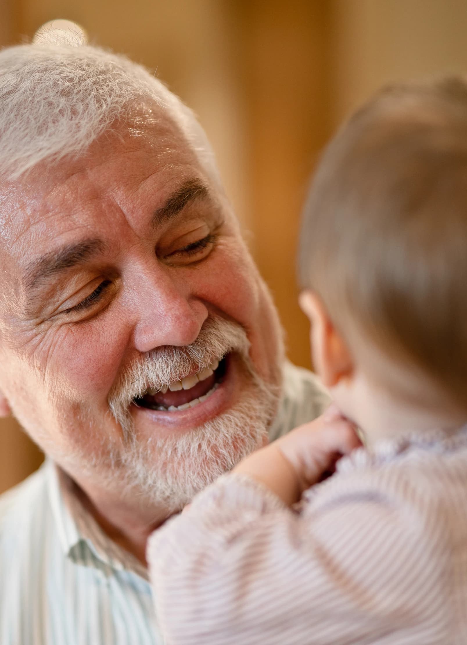 Imagen de una niña encima de un tobogán sonriendo a la cámara.