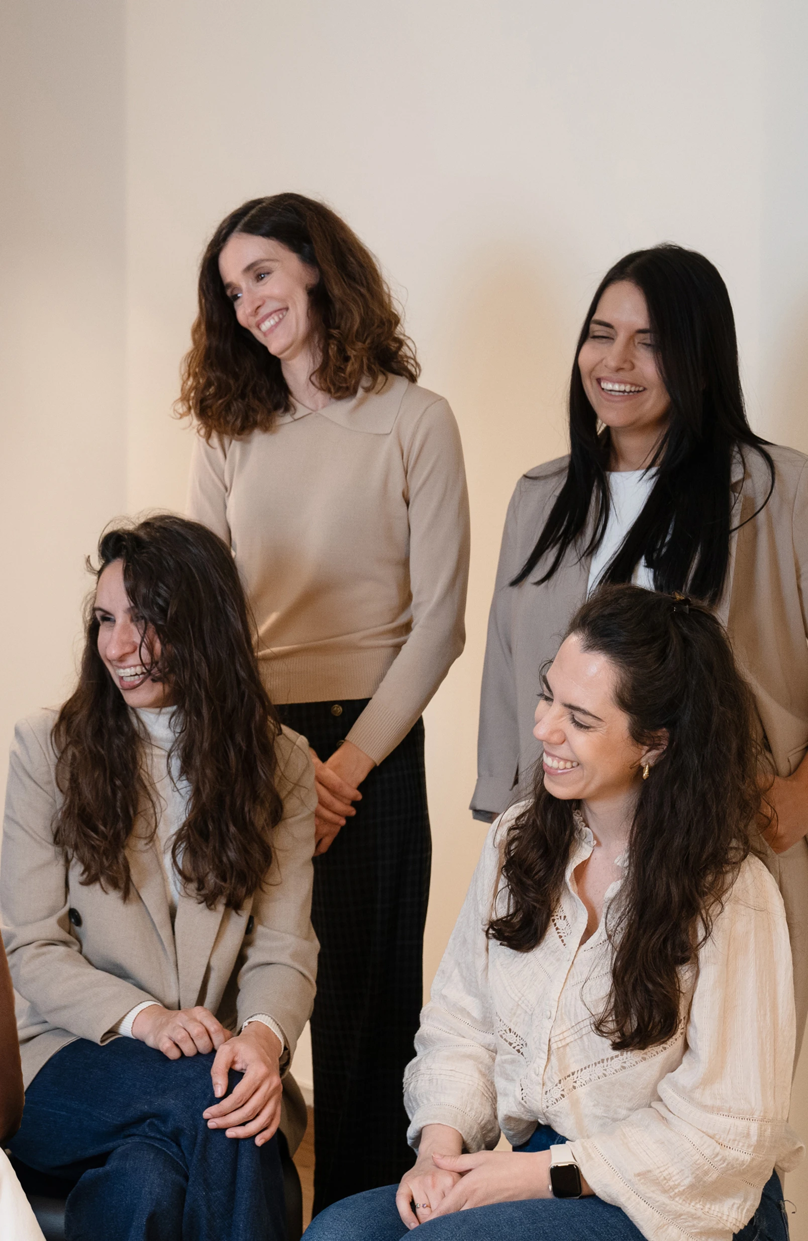 Equipo de profesionales de Neural sonriendo
