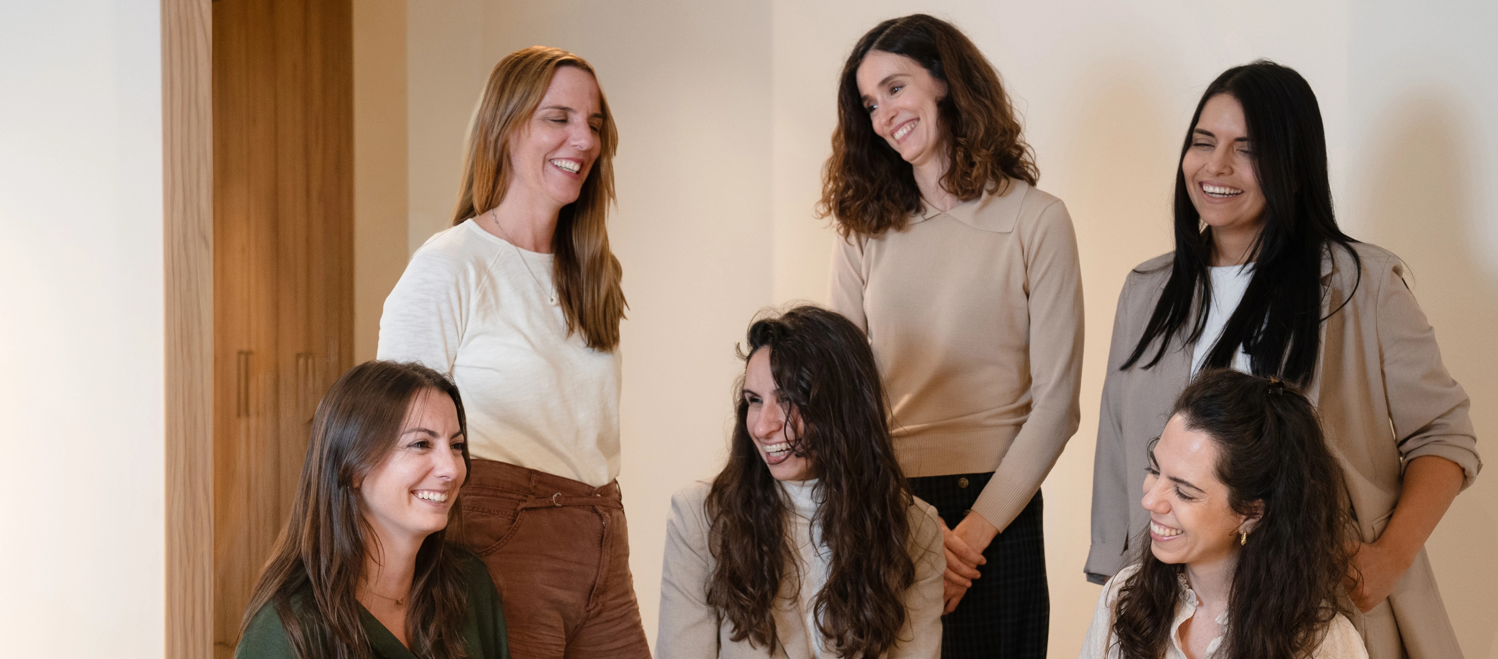Equipo de profesionales de Neural sonriendo